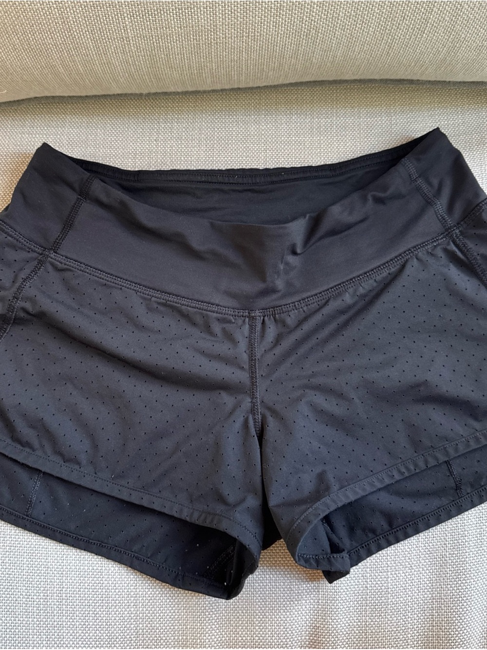 Lululemon Speed Up 2.5" Mesh Black  Size 4 RARE Sm Lined Running Beach Gym Perfe